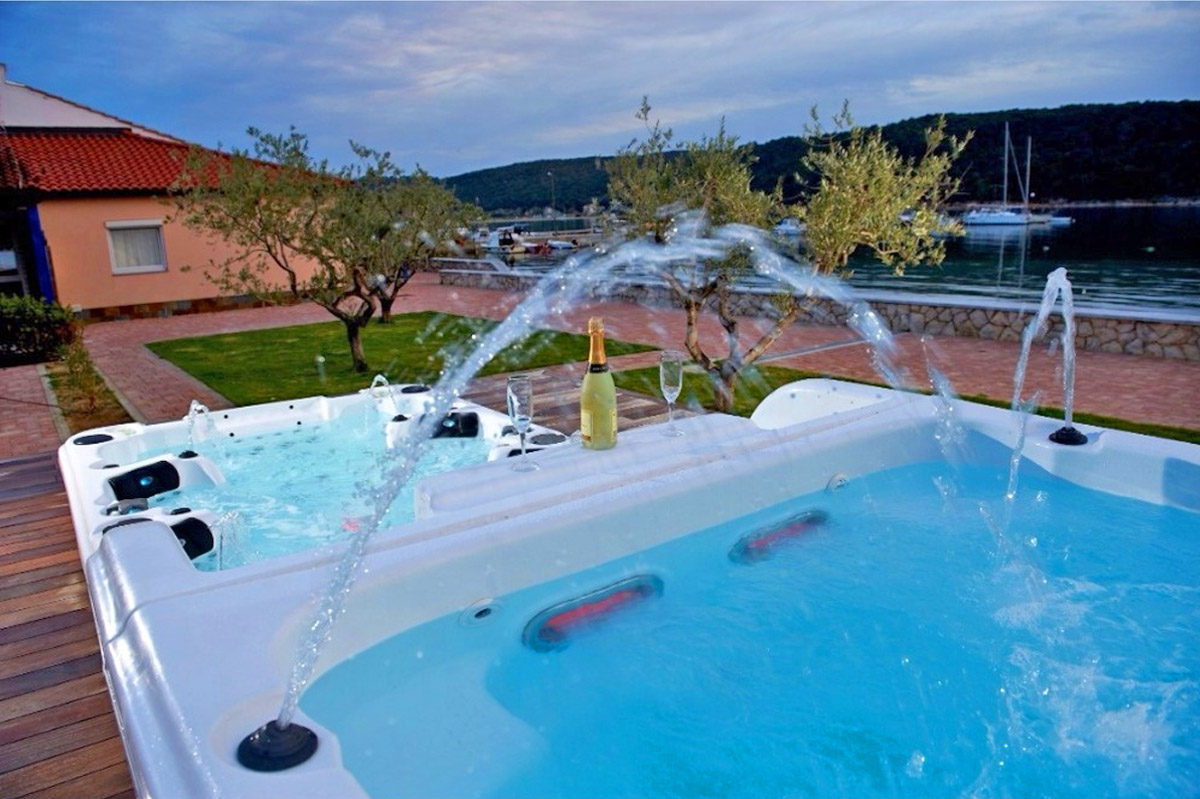 The Ultimate Hot Tub - Two level hot tub with built-in tv - Two tier spa part hot tub