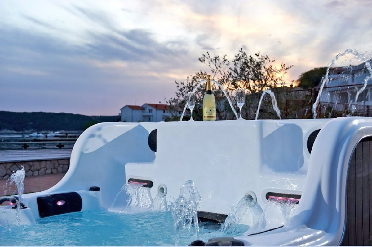The Ultimate Hot Tub - Two level hot tub with built-in tv - Two tier spa part hot tub