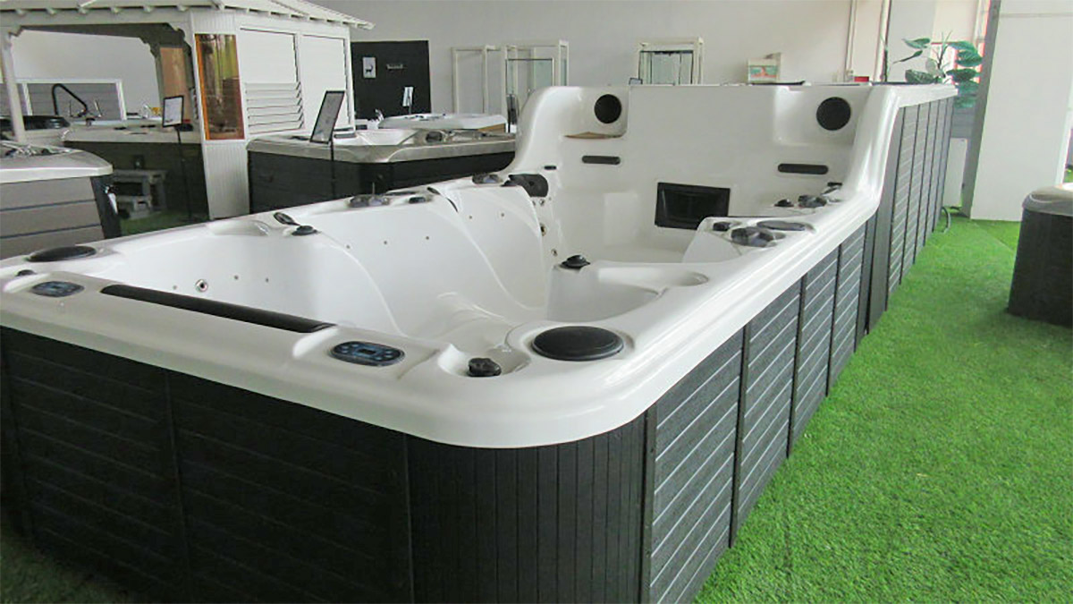 The Ultimate Hot Tub - Two level hot tub with built-in tv - Two tier spa part hot tub