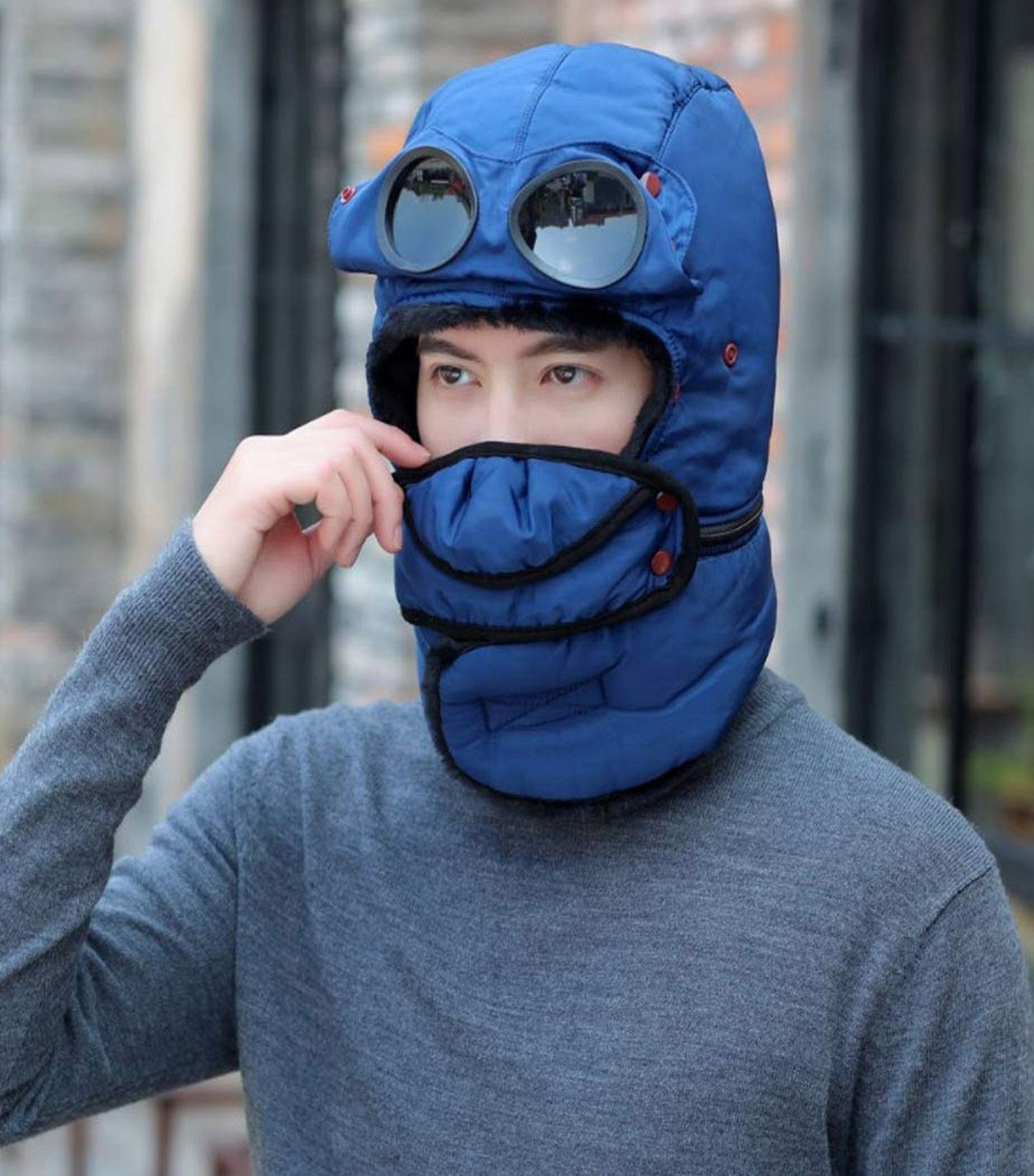 Winter Trapper Hat Covers Your Entire Head, and Has Integrated Sunglasses - Winter hat with face mask and goggles