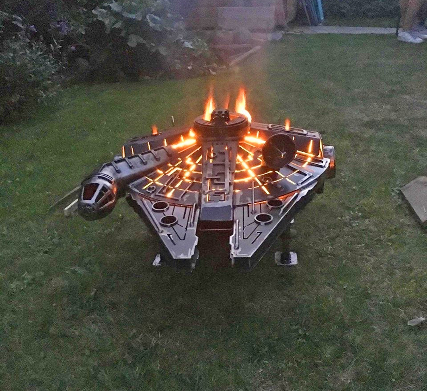 Tie Fighter BBQ Grill - Galaxy Grill Star Wars BBQ