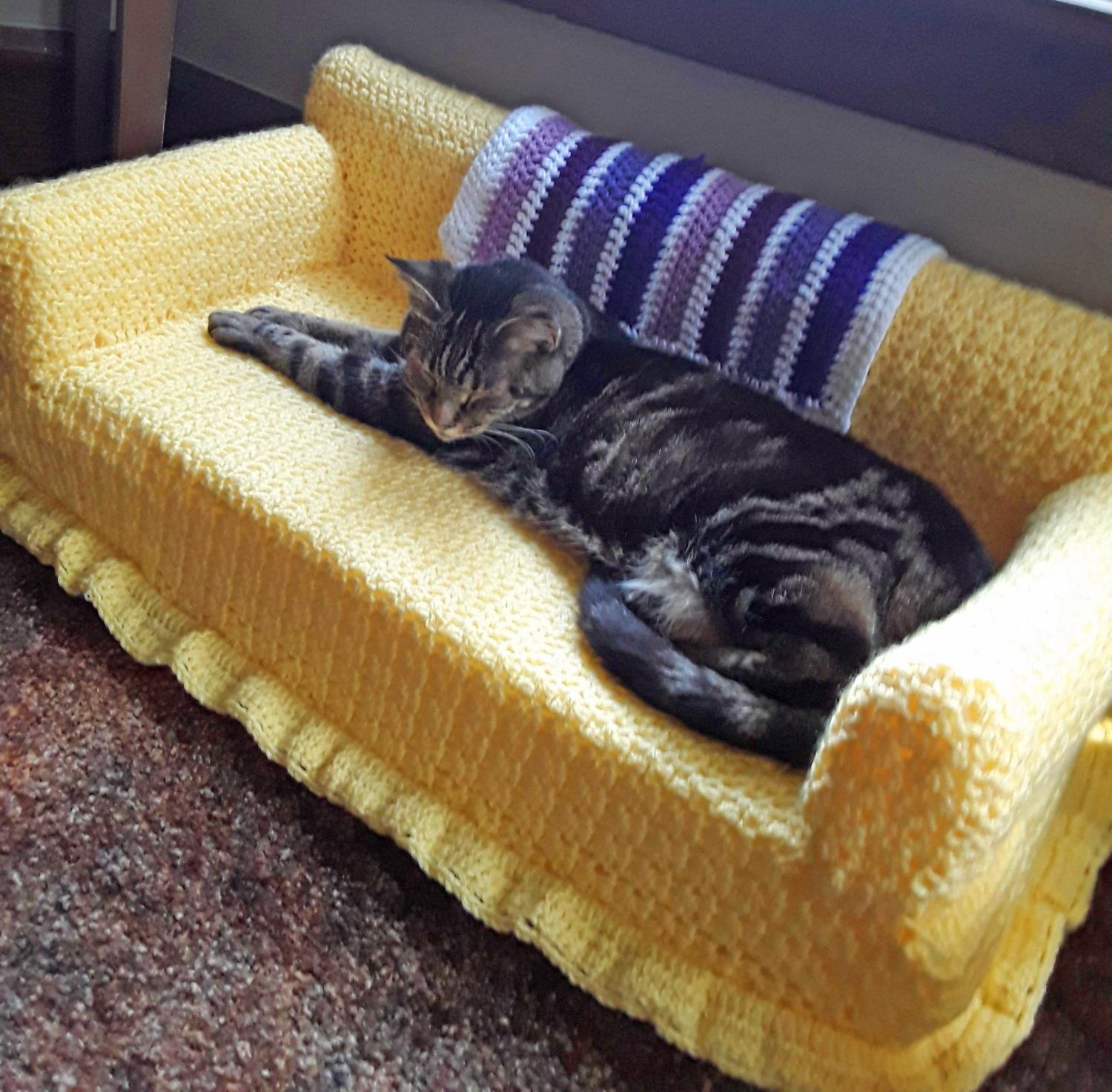 Tiny Crochet Cat Couches - Mini Crochet Cat Sofa For Your Kitty