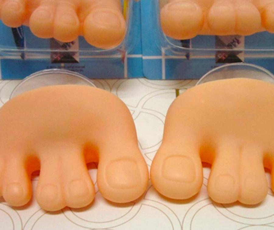 Toes and foot shaped toothbrush holder