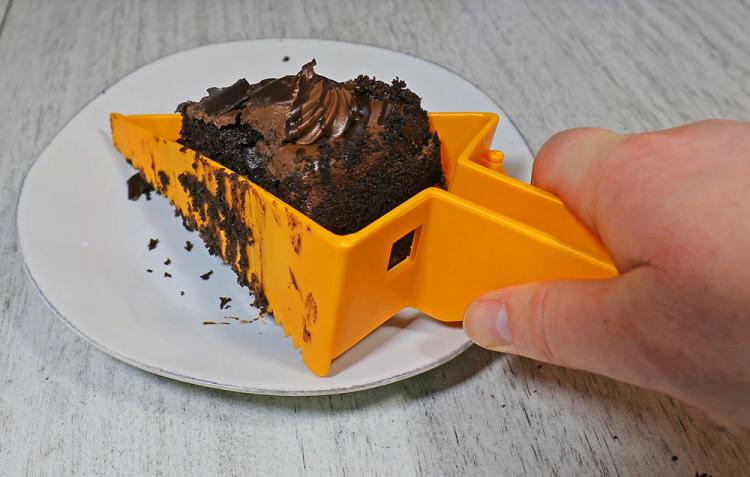 Triangle Cake Server With Adjustable Thumb Lever To Support Cake - Cake server with bottom support
