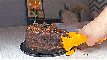 Triangle Cake Server With Adjustable Thumb Lever To Support Cake - Cake server with bottom support