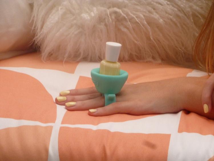 Tweexy Nail Polish Holder Flexible Ring