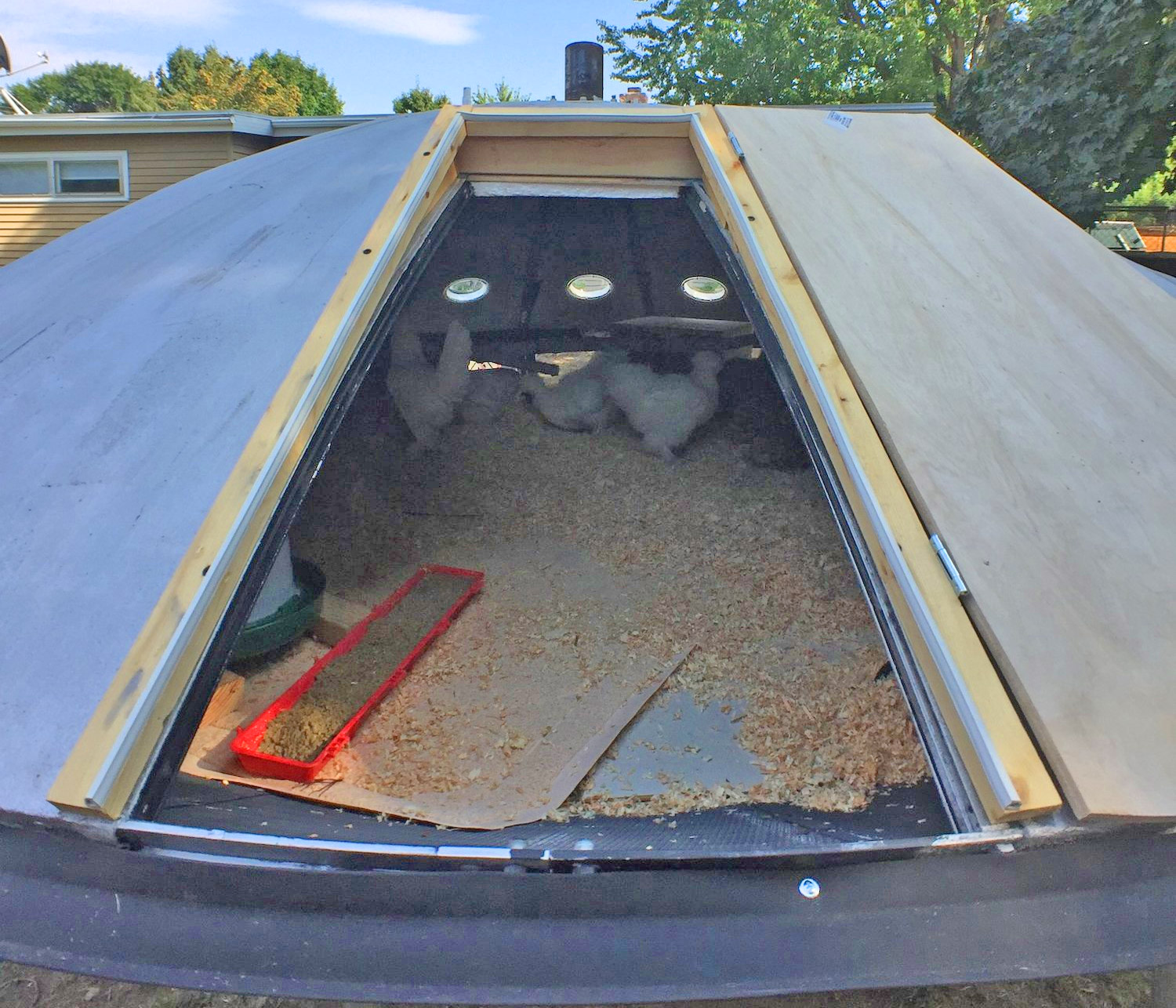 UFO Chicken Coop - Aliens Flying Saucer Chicken Coop DIY project