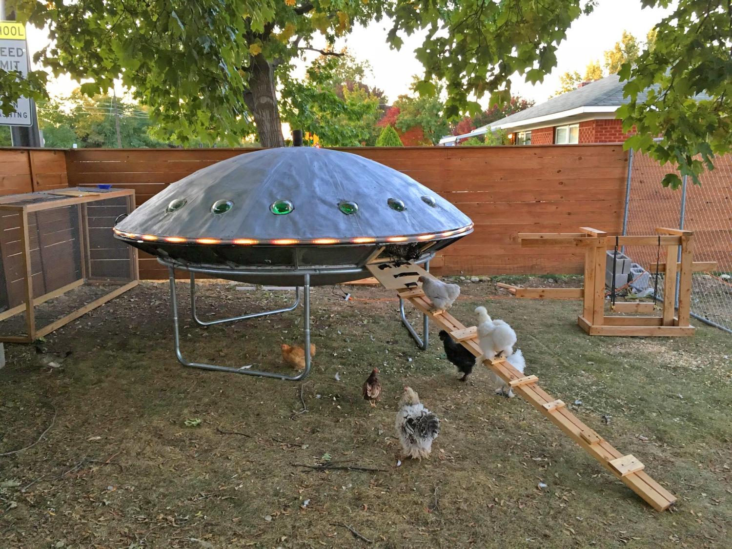 UFO Chicken Coop - Aliens Flying Saucer Chicken Coop DIY project