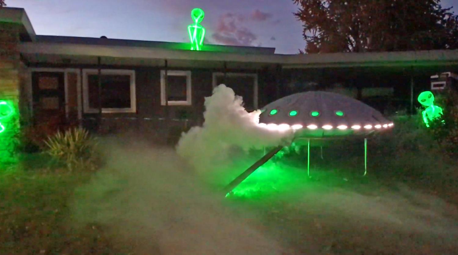 UFO Chicken Coop - Aliens Flying Saucer Chicken Coop DIY project