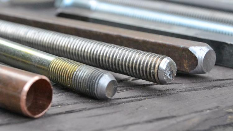 Uniburr: Deburring Tool That Repairs Damaged Bolts - Rusted bolt fixing drill bit attachment