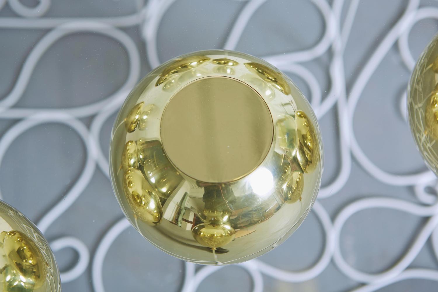 Up Balloon Table - Artsy table using balloons to hold up glass tabletop - Duffy London