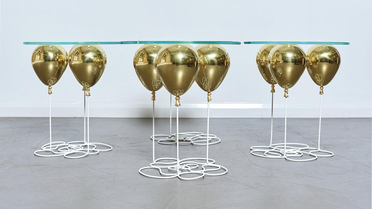 Up Balloon Table - Artsy table using balloons to hold up glass tabletop - Duffy London