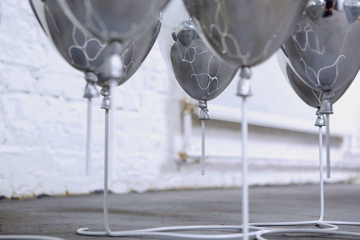 Up Balloon Table - Artsy table using balloons to hold up glass tabletop - Duffy London