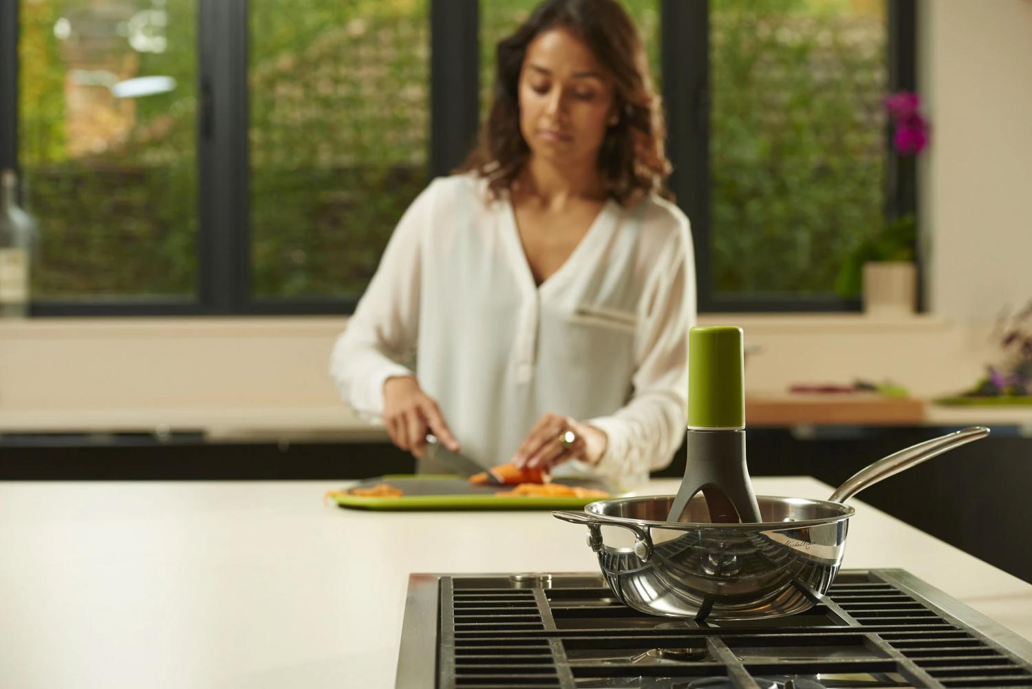  Self-Stirring Gadget - Uutensil Stirr Automatic sauce stirrer