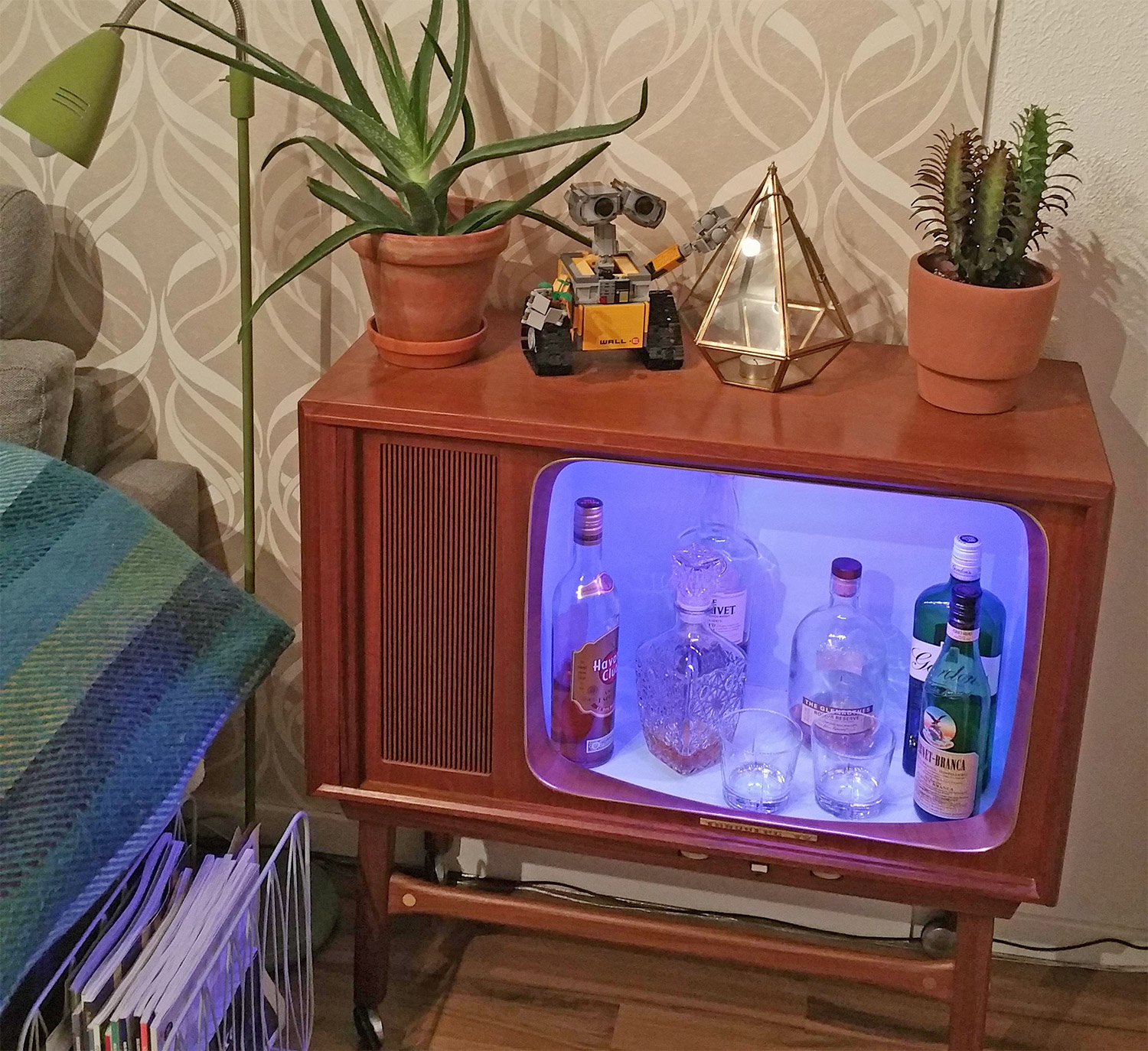 Vintage TV Liquor Cabinets - How to build diy retro television booze cabinet bar cart