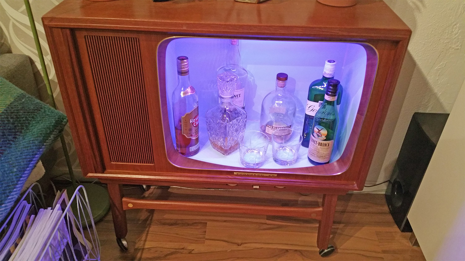 Vintage TV Liquor Cabinets - How to build diy retro television booze cabinet bar cart