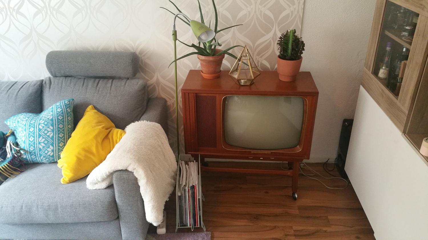 Vintage TV Liquor Cabinets - How to build diy retro television booze cabinet bar cart