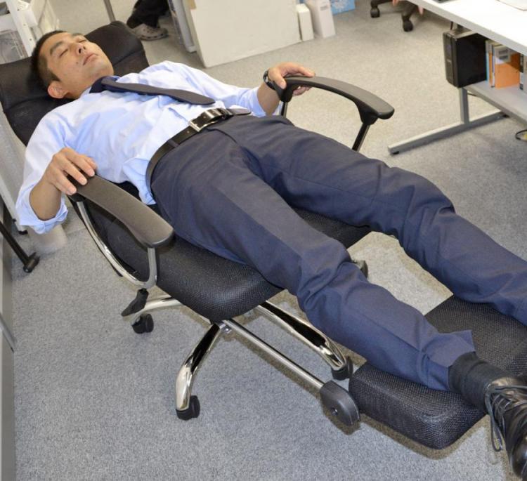 Coolest Japanese Gadgets - Japanese Lay-Flat Office Chair Lets You Lay Down Flat For Naps At The Office