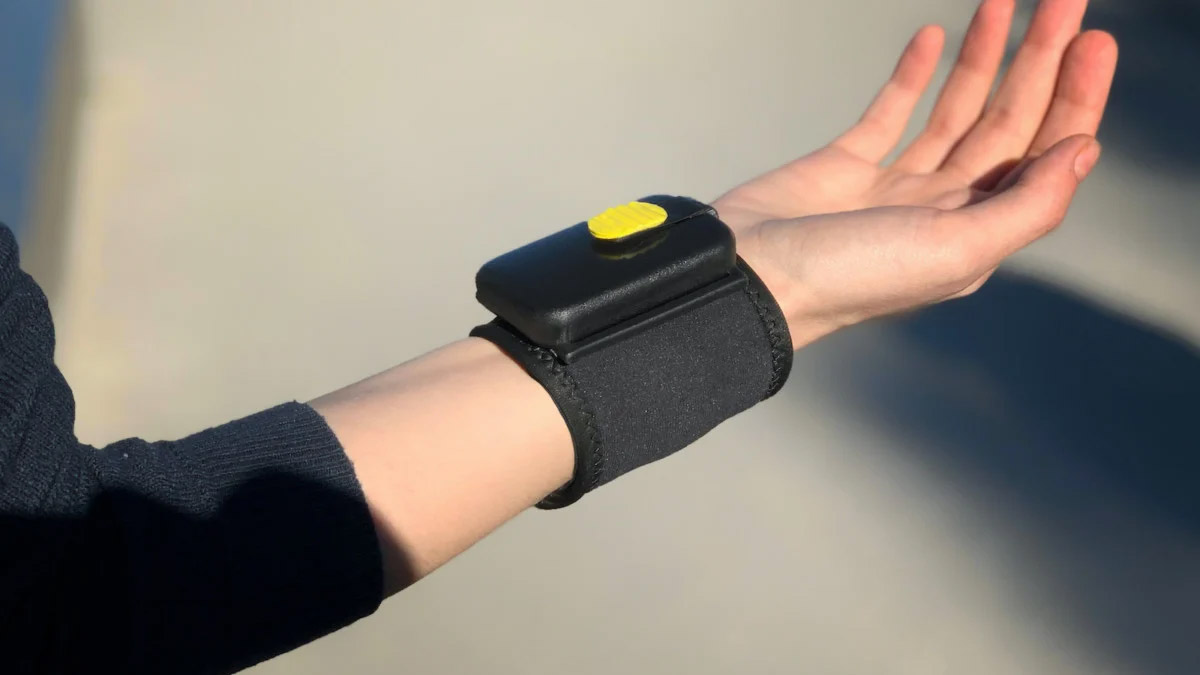Wearable Hand Sanitizer Dispenser Pumps Disinfectant Into Your Palm - Pumpix wrist band sanitizer spray