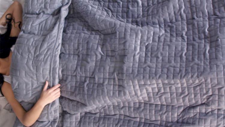Gravity Blanket - A Weighted Blanket Helps Calm Anxiety
