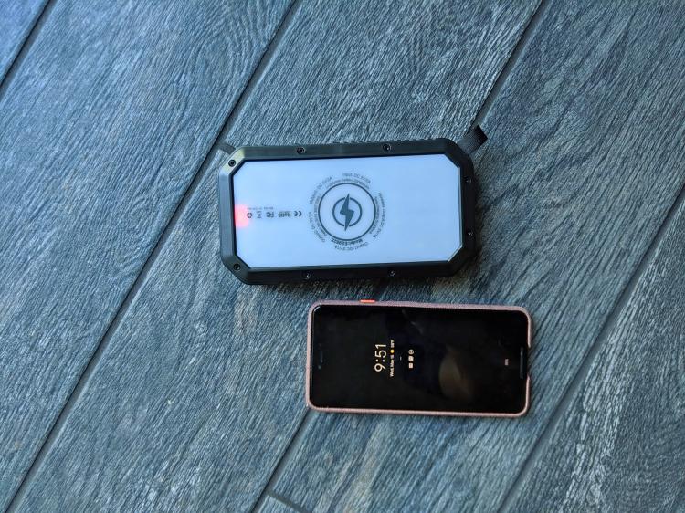 Wireless Charging Solar Powered Phone Charger Battery With Flashlight - Best solar phone charger