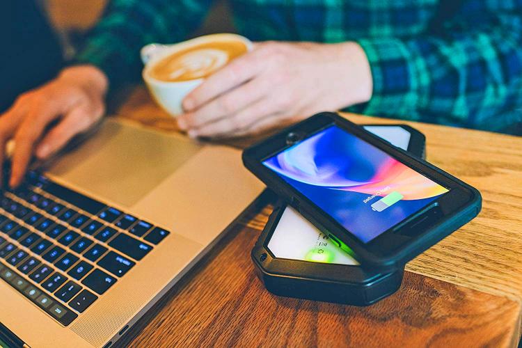 Wireless Charging Solar Powered Phone Charger Battery With Flashlight - Best solar phone charger