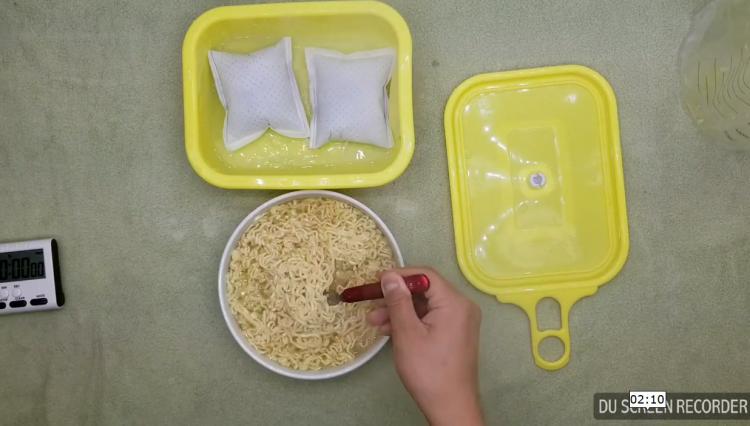 Yabul Flameless Silicone Cooker - Portable heat pack cooker lets you cook hot meal anywhere