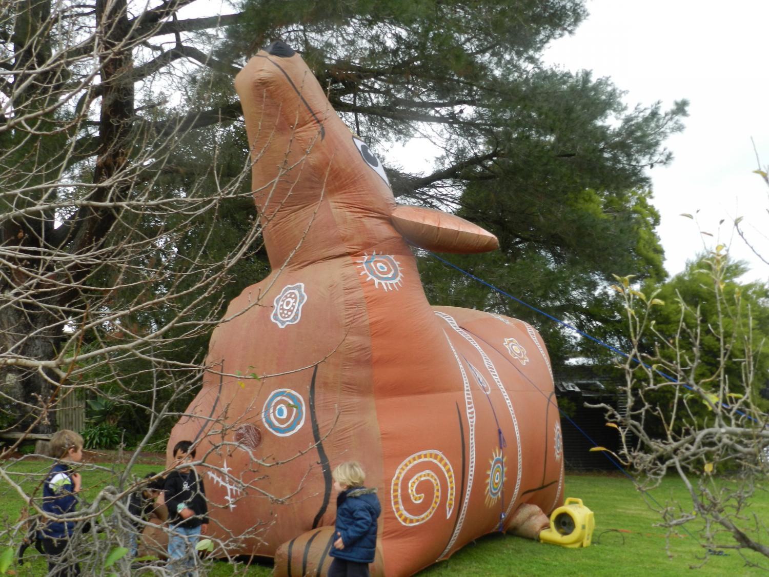 Giant inflatable dingo - Evelyn Roth