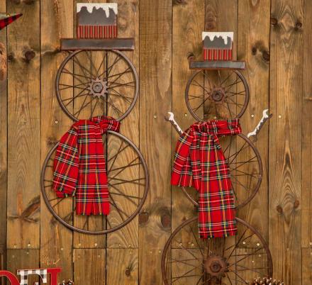 These Vintage Bicycle Wheels Turned Into Snowmen Make Super Cute Christmas Decorations